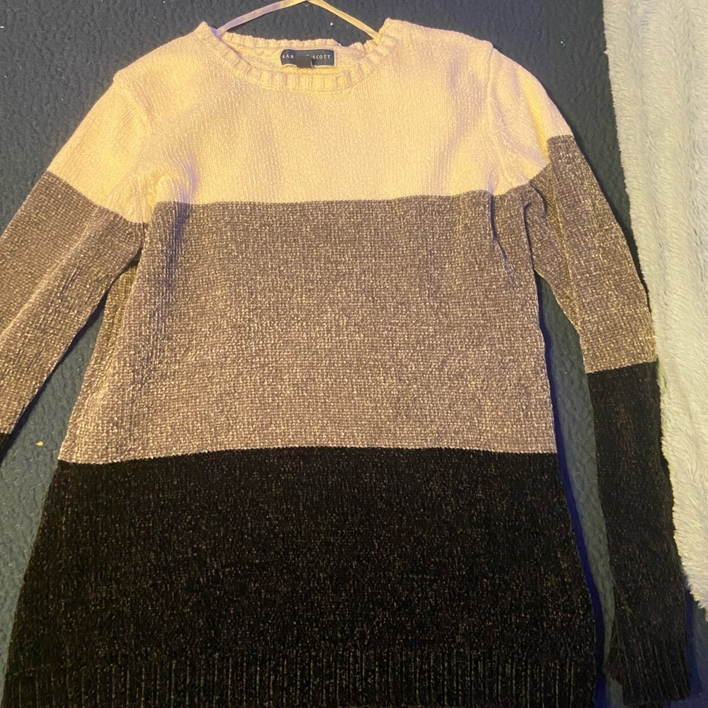 very cute and warm kendra scott sweater